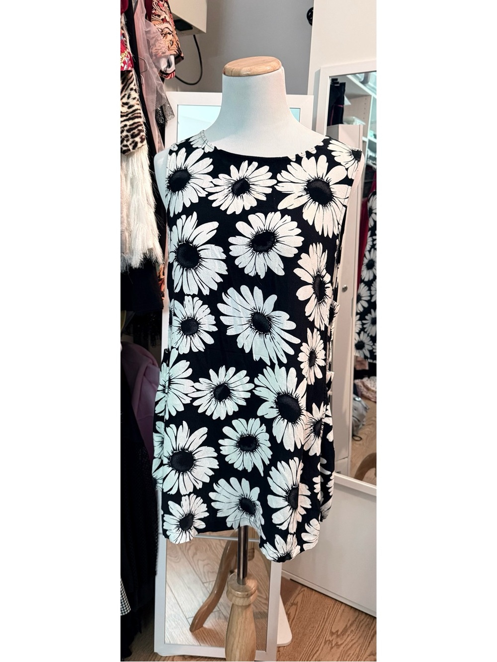 Forever 21 Black and White Daisy Floral Shift Dress Size Medium